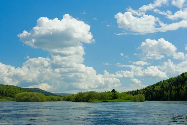 Zomer landschap. wolken boven de rivier — Stockfoto