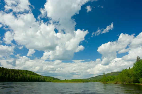 Τοπίο του καλοκαιριού. σύννεφα πάνω από τον ποταμό — Φωτογραφία Αρχείου