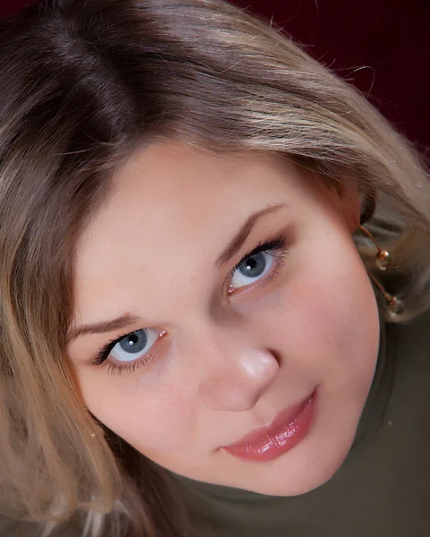 A fiatal, gyönyörű lány portréja — Stock Fotó