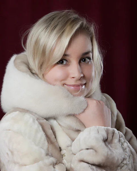 Πορτρέτο όμορφη κοπέλα με γούνα — Φωτογραφία Αρχείου