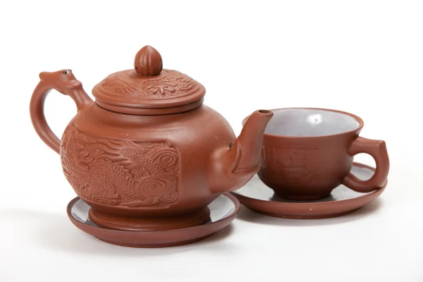 Teekanne und Becher auf weißem Hintergrund — Stockfoto
