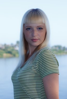 dikey doğa genç güzel kız