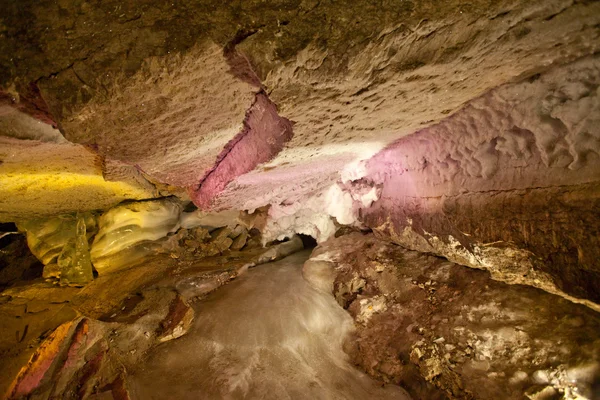 Diamantengrotte in der Kungur-Eishöhle — Stockfoto