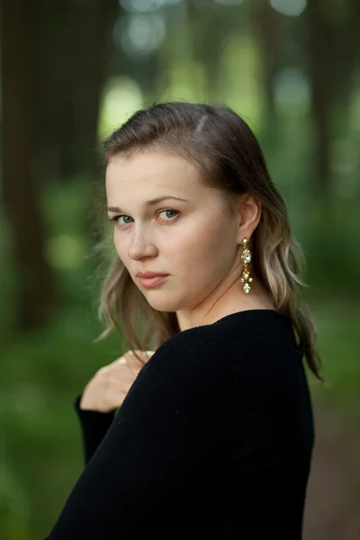 自然肖像画美しい若い女の子 — ストック写真