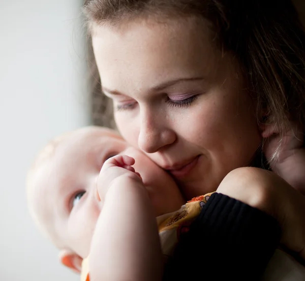 La mamma bacia il piccolo figlio . — Foto Stock