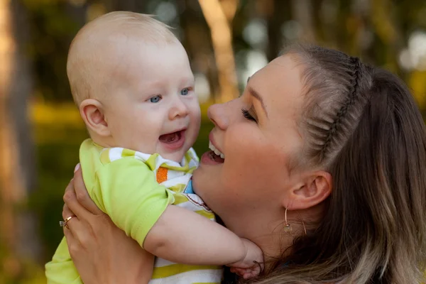 Mamma e bambino ridente sulla natura — Foto Stock