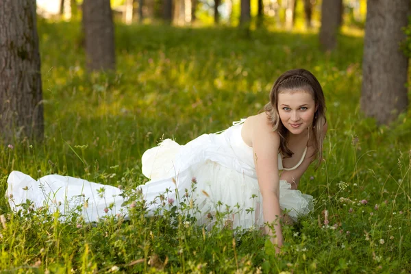 Panna młoda w białej sukni na charakter — Zdjęcie stockowe