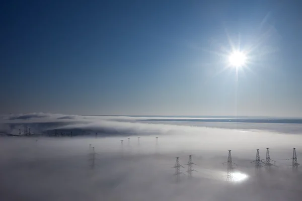 Zimowy krajobraz. mgła nad ziemią — Zdjęcie stockowe