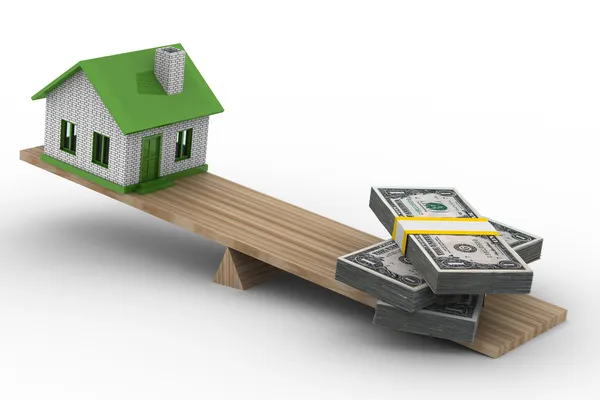 Hus och pengar på skalor — Stockfoto