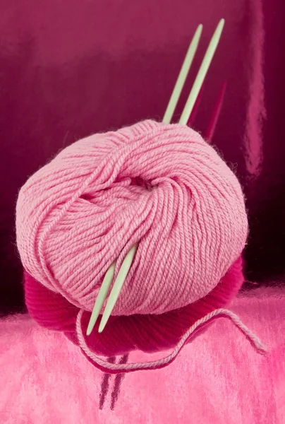 Roze op een paars — Stockfoto