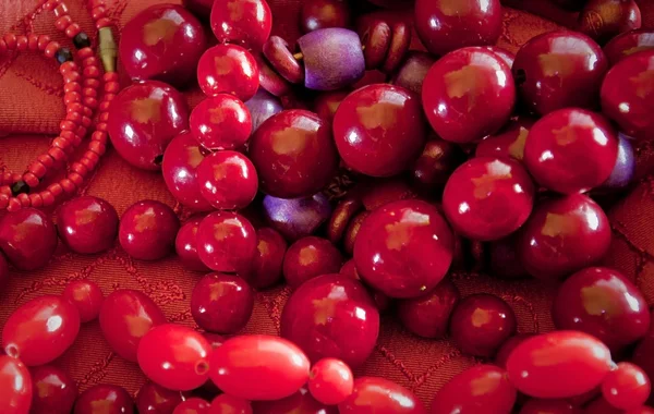 Röda pärlor halsband — Stockfoto