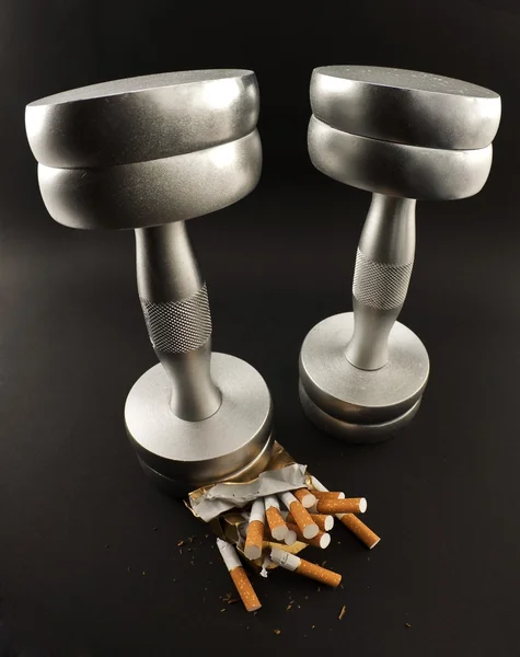 Sigara ezilmiş halter — Stok fotoğraf