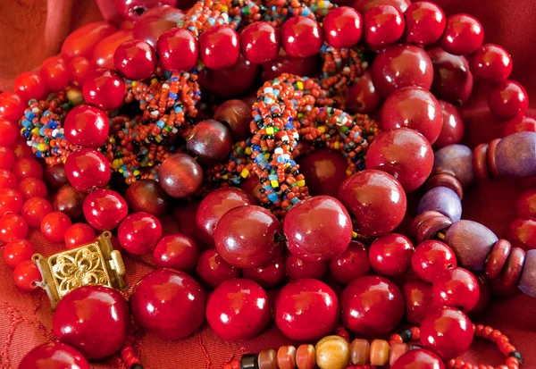 Röda pärlor halsband — Stockfoto