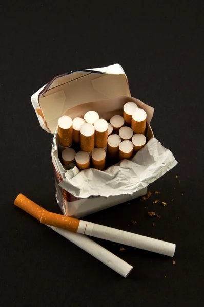Desagradable paquete abierto cigarrillos — Foto de Stock