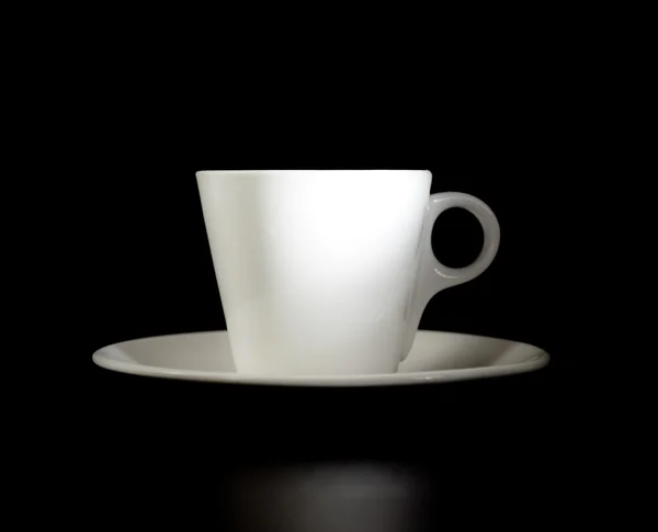 Witte cup op een zwarte — Stockfoto