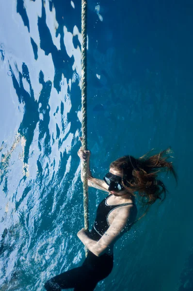 Free diving girl — Stock Photo, Image