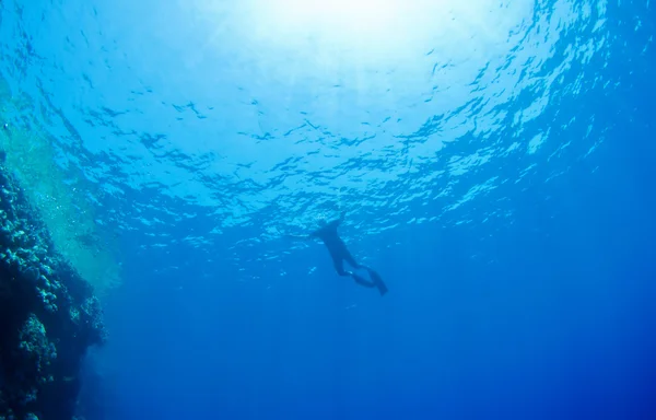 Snorkelen mens, water en zon stralen. — Stockfoto