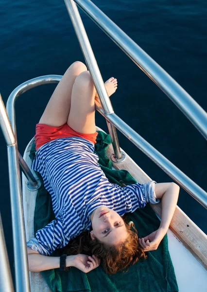 bir yatta denizci kız