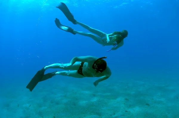Człowiek i dziewczyna, nurkowanie z rurką — Zdjęcie stockowe