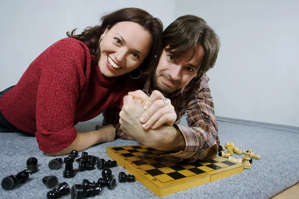 Arm restling 和国际象棋 — 图库照片