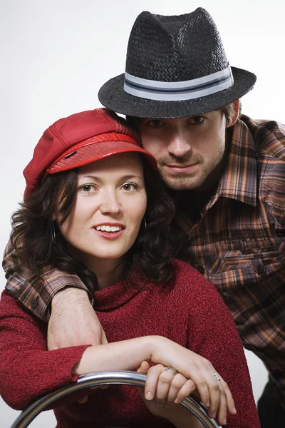Пара носінні шапки — стокове фото