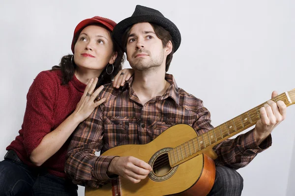 Couple with guitar — Stock Photo, Image