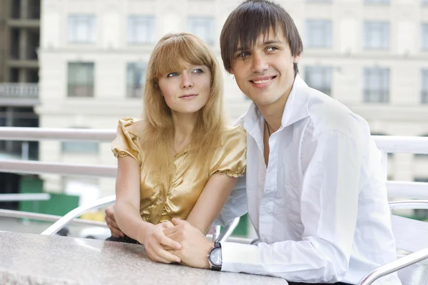 Close-up de um jovem casal sentado em ca — Fotografia de Stock