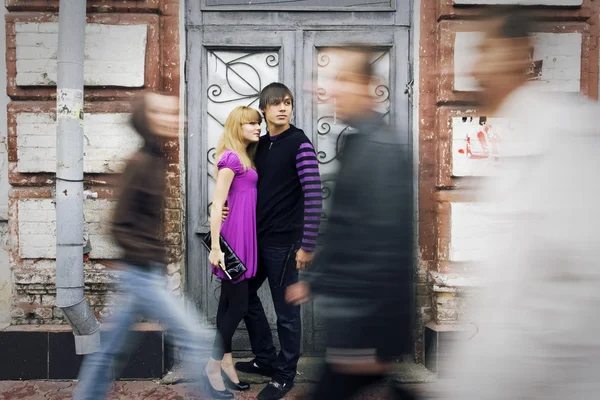 Paar verliebt auf der Straße — Stockfoto