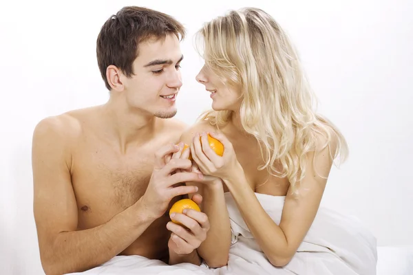 Giovane coppia godendo di frutta — Foto Stock