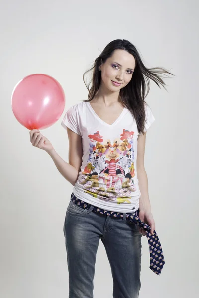 Glückliches Mädchen mit Luftballon — Stockfoto