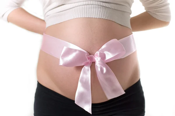 Vientre embarazada con cinta rosa — Foto de Stock