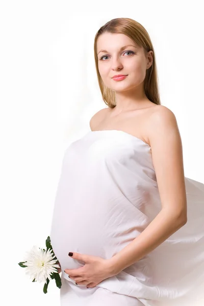 Беременная женщина с белым цветком — стоковое фото