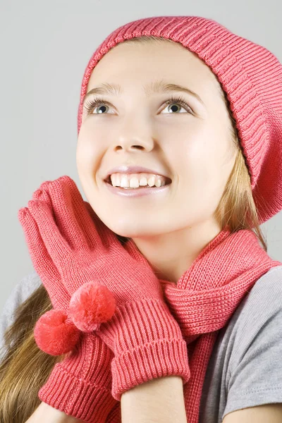 Menina em roupas de inverno olhando para cima — Fotografia de Stock