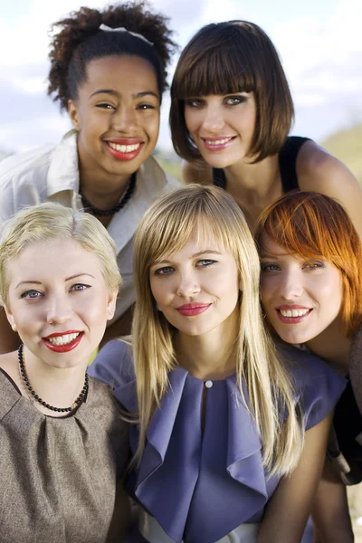 Pięć kobiet uśmiechający się. — Zdjęcie stockowe