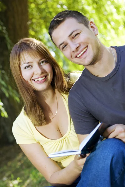 Para czytanie na zewnątrz — Zdjęcie stockowe