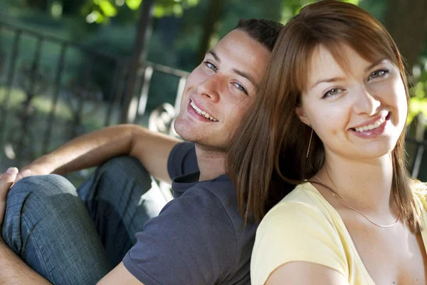 Happy couple on the bench in the park — Stock Photo, Image