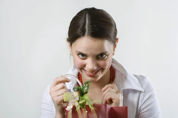 Mujer alegre con bolsa de compras —  Fotos de Stock