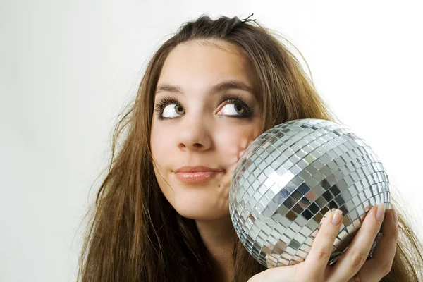 Bir disko topu tutan genç kadın — Stok fotoğraf