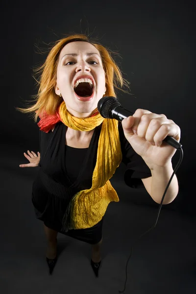 Female singing into mic — Stock Photo, Image
