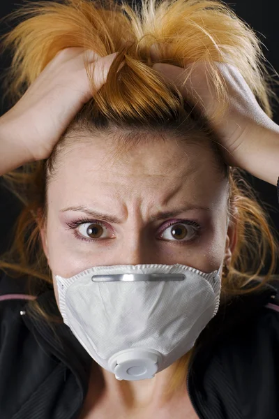 Frighten woman wearing face mask — Stock Photo, Image