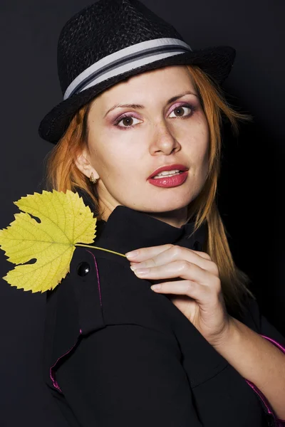 Seksi kadın holding yaprak — Stok fotoğraf