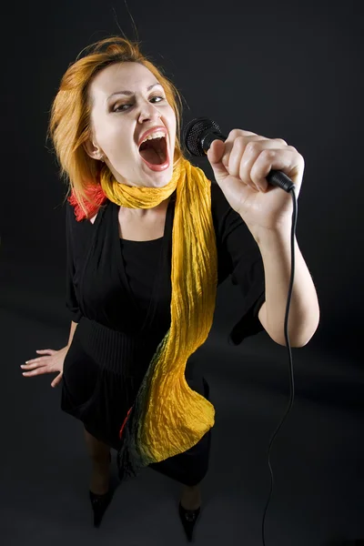 Redhead singer — Stock Photo, Image