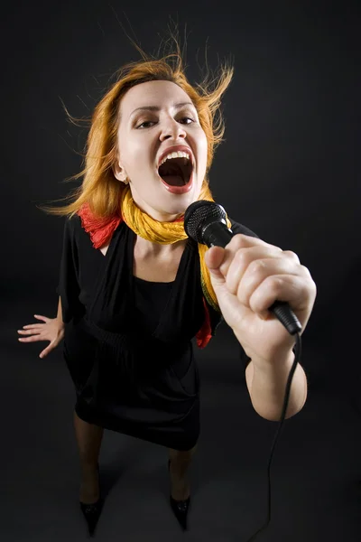 Woman singing in mic — Stock Photo, Image