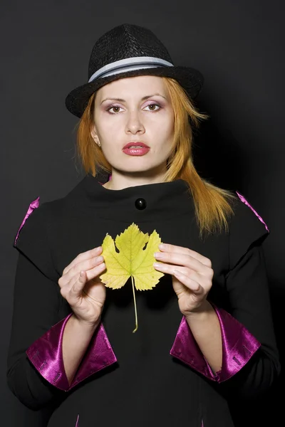 Genç bir kadın tutarak yaprak — Stok fotoğraf