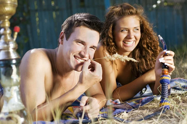 Junges Paar raucht Wasserpfeife — Stockfoto