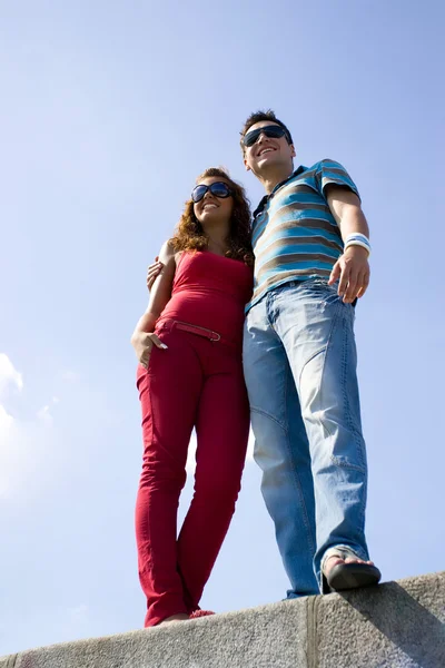 Couple against the sky — Stock Photo, Image