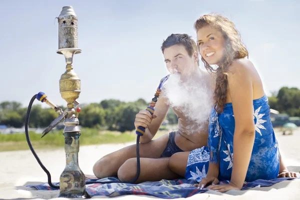 Couple smoking hookah — Stock Photo, Image