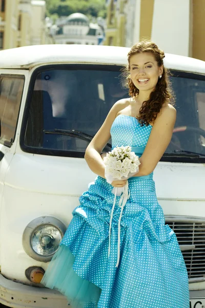 Braut und Auto — Stockfoto