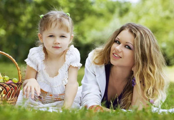 Mor og datter på piknik – stockfoto
