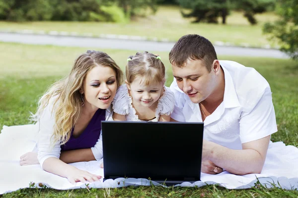 Rodina a laptop — Stock fotografie